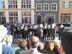Mietpreisbremse-Demo vor dem Rathaus am 13. April