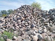 Standort Gützkower Landstrasse: Steine über Steine - Zwischenlagerung Kopfsteinpflaster