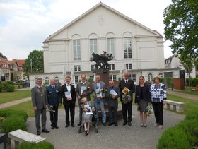 Gruppenbild der Geehrten gemeinsam vor den Brunnen des Theatercafes (gemeinsam mit OB Dr. Fassbinder und BS-Präsidentin Birgit Socher)