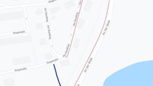 Karte, die zeigt den Umweg (rot) zur Bus-Haltstelle, wenn privater Weg (blau) für Öffentlichkeit gesperrt wird