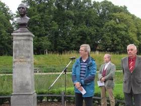 Einweihung Paepke-Büste: Den Einstieg machte OB Dr. Stefan Fassbinder mit einem historischen Rückblick zur Person von Dr. Carl Paepke und zum Denkmal