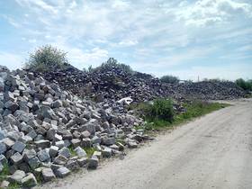 Standort Gützkower Landstrasse: Steine über Steine - Zwischenlagerung des Kopfsteinspflasters, dass in den letzten 20 Jahren aufgenommen wurde