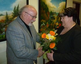 R. Duschek überreicht Frau Duwe vom Behindertenforum einen Blumenstrauß
