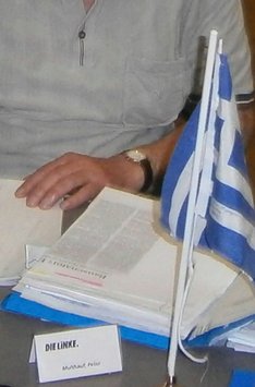 Griechenfahne von P. Multhauf während der Bürgerschaftssitzung am 29. Juni