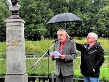 Einweihung Paepke-Büste: Peter Multhauf beschirmt von Mitstreitern um das vollständige Denkmal