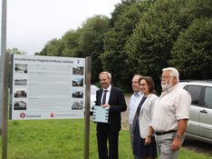 Übergabe Infoschild zum Baudenkmal Flugplatzsiedlung (Foto: Tim Förste) 