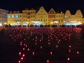 Foto der Aktion "Gedenken an die über 1.500 an Covid-19 Gestorbenen in Mecklenburg-Vorpommern" des Bündnises Greifswald für Alle. Über 1.500 Kerzen brannten am 17. Januar 2022 auf dem Greifswalder Marktplatz im Gedenken an die Verstorbenen.