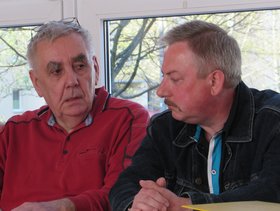 Die beiden Herren Kontaktbeamter Michael Bürger (rechts) und Ortsteilvorsitzender Peter Multhauf (links) sitzen nebeneinander in ein Gespräch vertieft