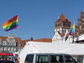 Regenbogenfahnen auf dem Greifswalder Markt